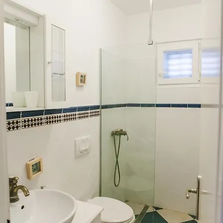Charming With Garden Apartment Bol