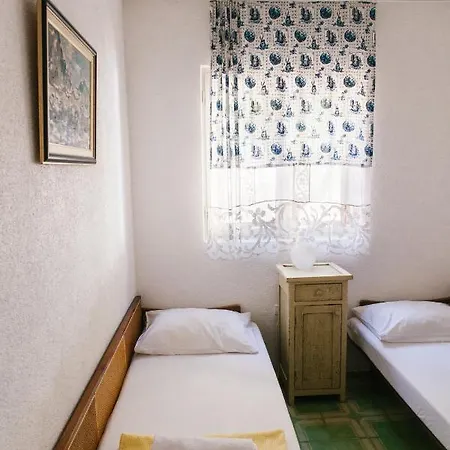 Charming With Garden Apartment Bol