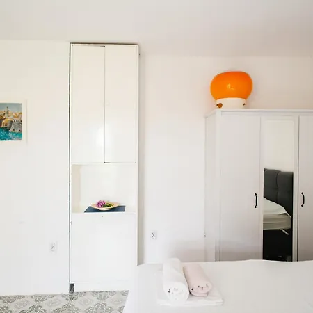 Charming With Garden Apartment Bol