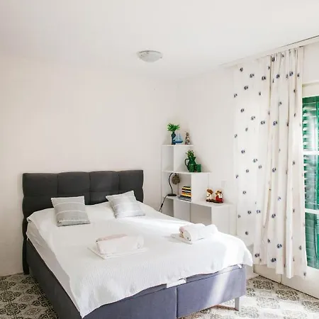 Charming With Garden Apartment Bol