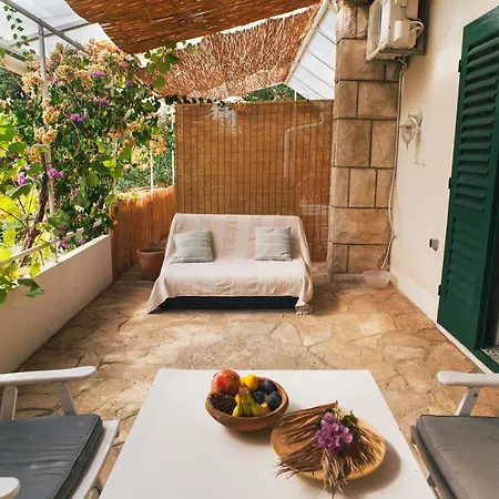 Charming With Garden بول