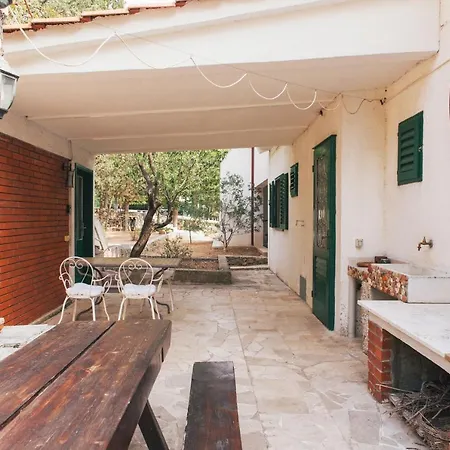 Charming With Garden Apartment *