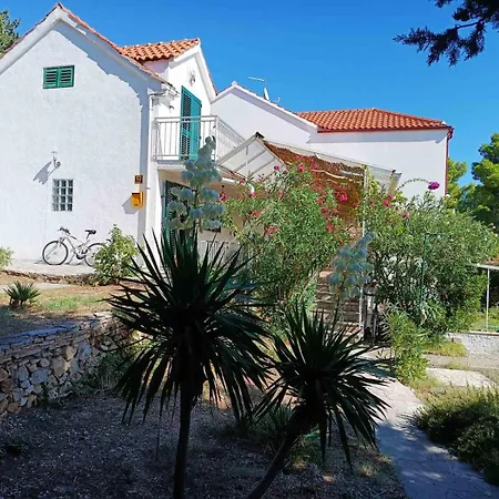 Charming With Garden Apartment Bol