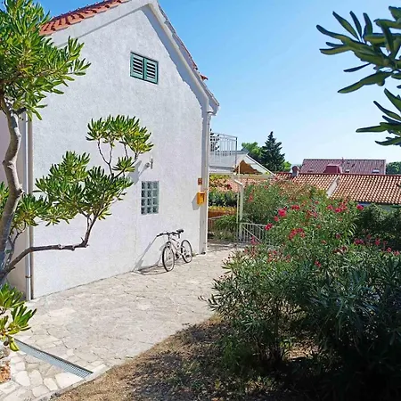 Apartment Charming With Garden Bol